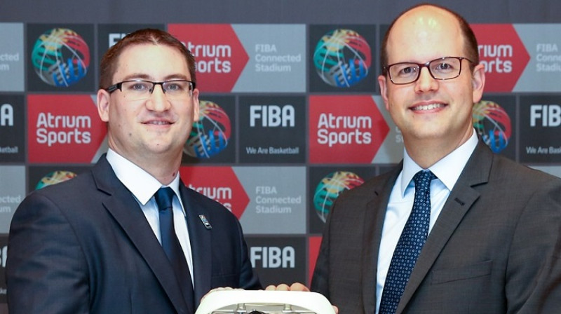 "Atrium Sports" pārstāvis Bens Tērners un FIBA ģenerālsekretārs Andreass Zagklis 2019. gada 28. augustā. Foto: FIBA