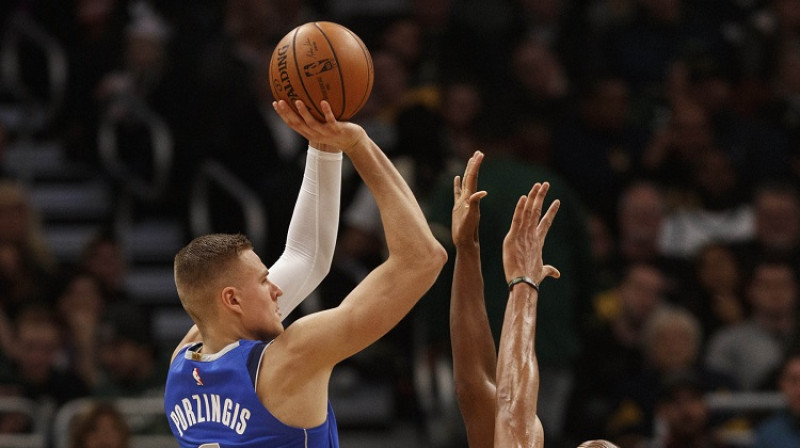 Kristaps Porziņģis spēlē pret "Milwaukee Bucks". Foto: AP/Scanpix