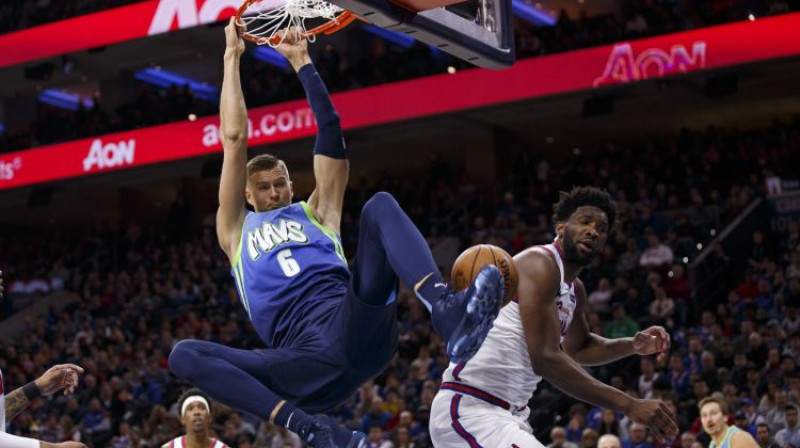 Kristaps Porziņģis pret Džoelu Embīdu. Foto: AP/Scanpix