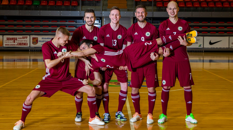 Latvijas telpu futbolisti labā noskaņojumā pirms mačiem Jelgavā / Foto: Nora Krevņeva-Baibakova