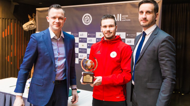 Edgars Pukinsks (no labās), pasniedzot Germanam Matjušenko gada labākā telpu futbolista balvu. Foto: LFF