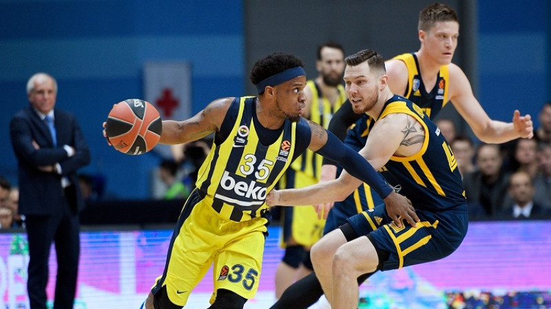 Dairis Bertāns cīņā ar Bobiju Diksonu (Ali Muhamedu). Foto: Euroleague