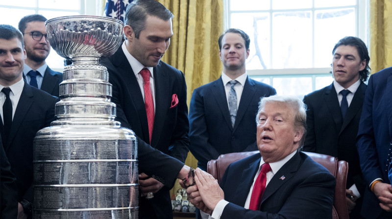 Donalds Tramps kopā ar Aleksandru Ovečkinu un Stenlija kausu. Foto: EPA/Scanpix