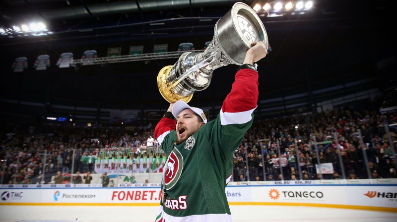 Aleksandrs Burmistrovs ar Gagarina kausu. Foto: AFP/Scanpix