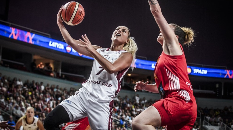 Elīna Babkina spēlē pret Spāniju. Foto: FIBA