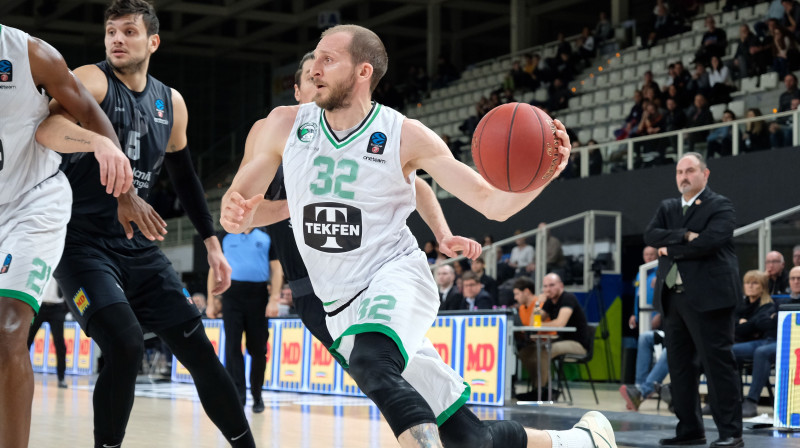 Stambulas "Darussafaka" basketbolists Sinans Gulers ar bumbu. Foto: Roberto Tommasini/IPA/I/SIPA/Scanpix