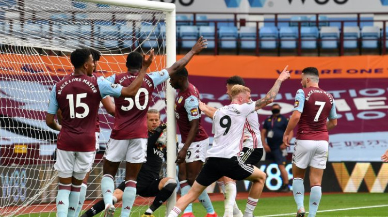 Bumba aiz "Aston Villa" vārtu staba. Foto: PA/Scanpix