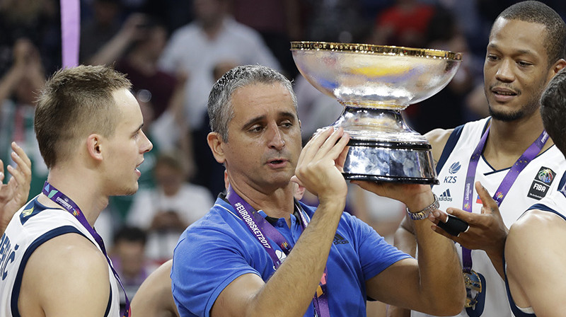 Igors Kokoškovs ar Eiropas čempionāta uzvarētāju trofeju. Foto: AP/Scanpix