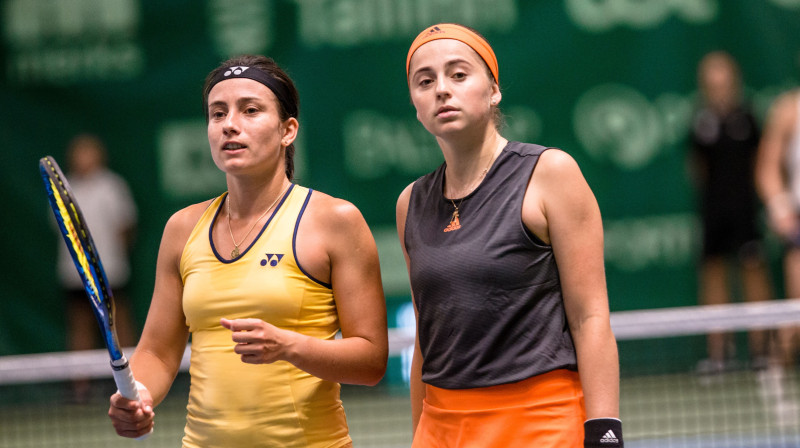 Anastasija Sevastova un Aļona Ostapenko 30. jūlijā Igaunijas un Latvijas izlašu mačā Tallinā. Foto: Raul Mee/Postimees/Scanpix