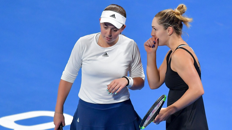 Aļona Ostapenko un Gabriela Dabrovski. Foto: EPA/Scanpix