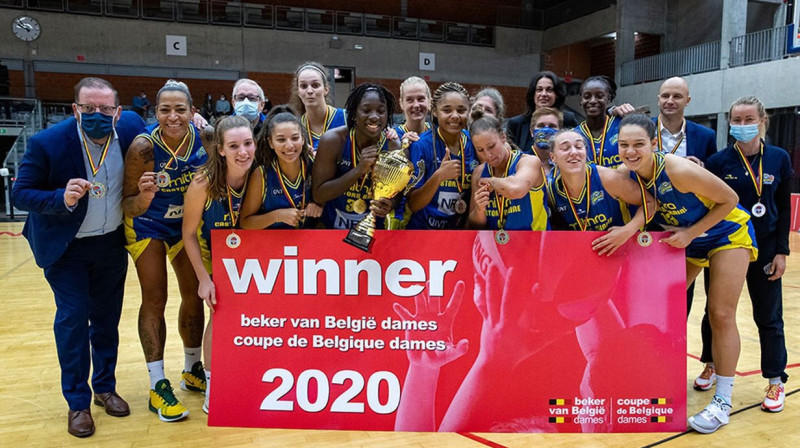 Kate Krēsliņa un "Castors Braine" basketbolistes ar Beļģijas kausu. Foto: Sporza/Belga