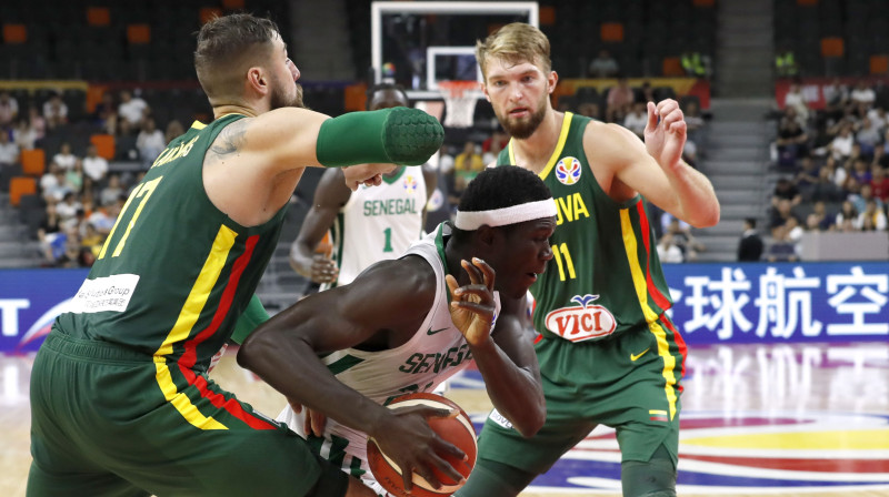 Jons Valančūns un Domants Sabonis. Foto: Reuters/Scanpix