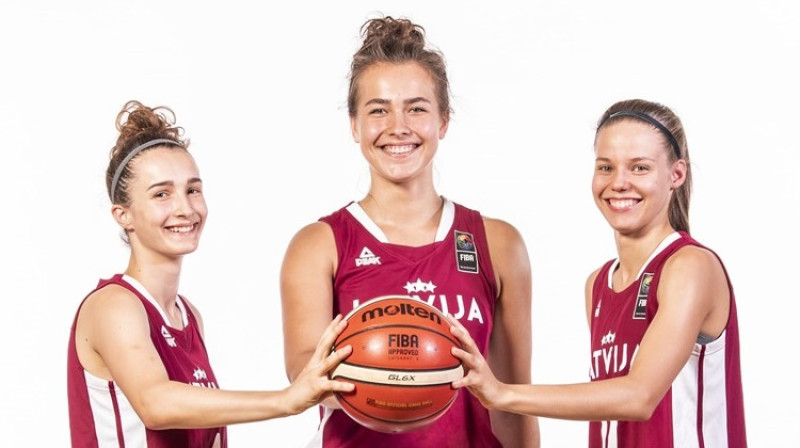 Nikola Ozola, Aleksa Gulbe, Māra Mote 2018. gadā Udinē. Foto: FIBA