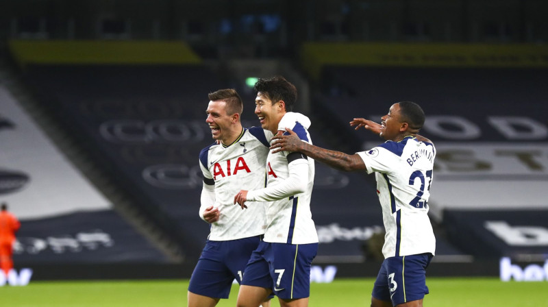 "Tottenham" spēlētāji atzīmē vārtu guvumu. Foto: EPA/Scanpix