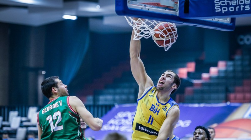 Kenans Kameņašs triec bumbu grozā. Foto: FIBA