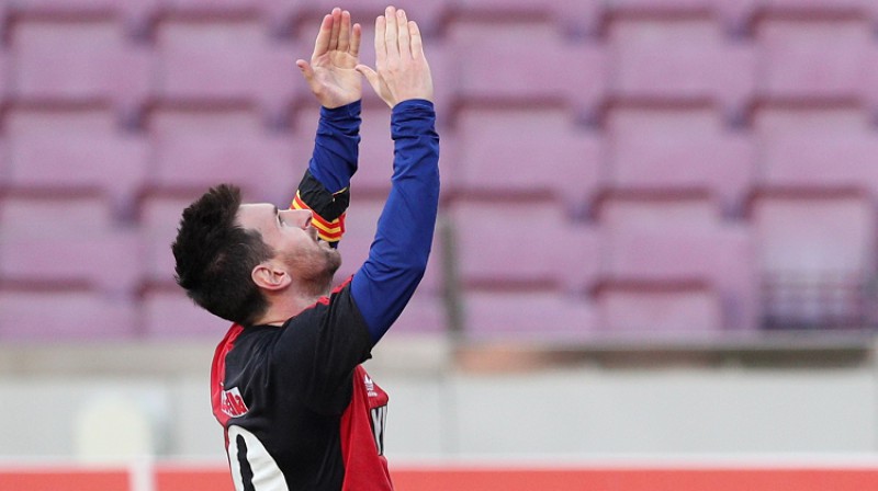 Lionels Mesi pēc gūtajiem vārtiem novilka "Barcelona" kreklu, zem kura bija "Newell s Old Boys" kreklā, tādējādi godinot Djego Maradonu. Foto: Reuters/Scanpix