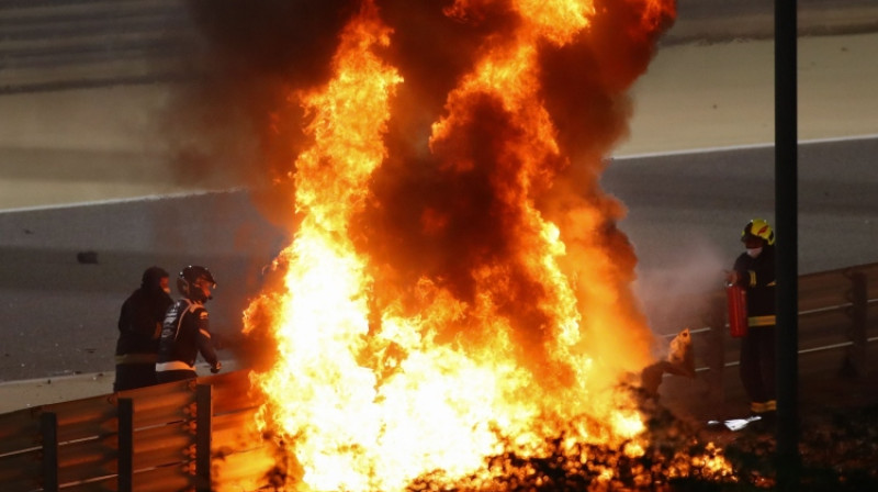 No trieciena rezultātā uzsprāgušās formulas daļas, ko apņēma lielas liesmas, Grožāns izkāpa tikai pēc pusminūtes. Foto: AFP/Scanpix