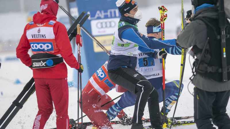 Boļšunovs apzināti triecas virsū Meki, lai notriektu gar zemi somu, kuru tobrīd sveica komandas biedri. Foto: Nordic Focus.