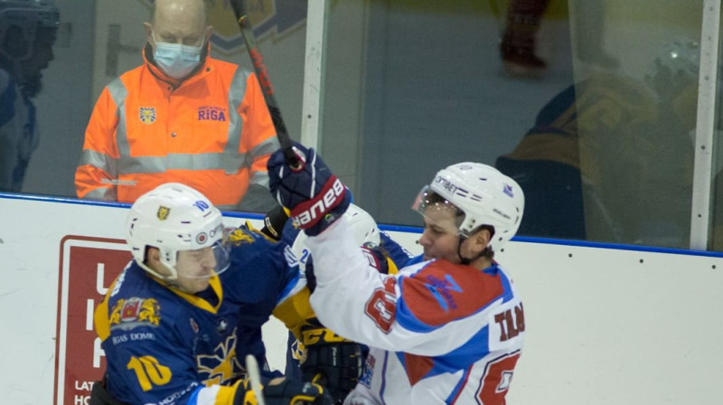 Edvards Bergmanis pret Kirilu Tambijevu. Foto: Guntis Lazdāns/OHL