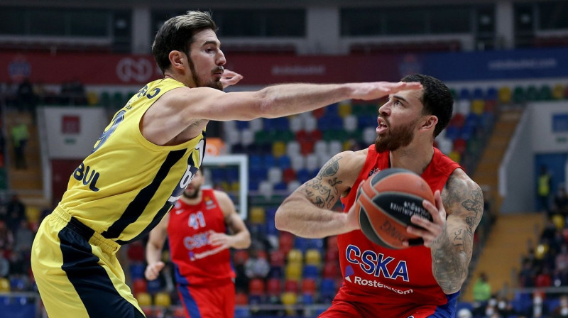 Maiks Džeimss pret bijušo CSKA spēlētāju Nando De Kolo. Foto: Euroleague.net