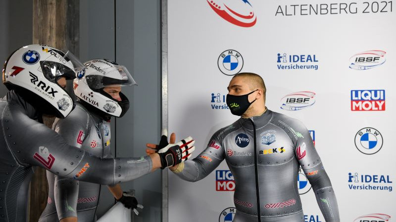 Oskars Ķibermanis pateicas stūmējiem. Foto: Viesturs Lācis/bobslejs.lv