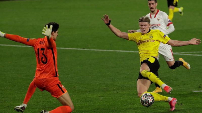 Ērlings Breuts Holanns gūst Dortmundes "Borussia" otros vārtus. Foto: Julio Munoz/EPA/Scanpix