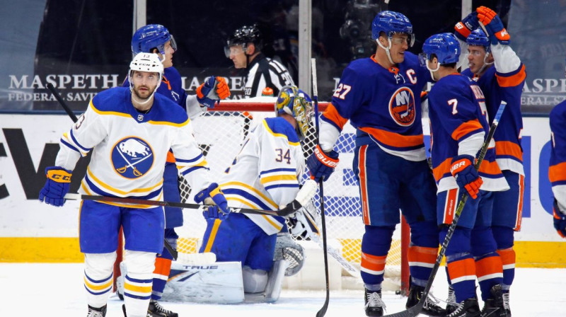 Ņujorkas "Islanders" hokejisti svin vārtu guvumu. Foto: Bruce Bennett/AFP/Scanpix