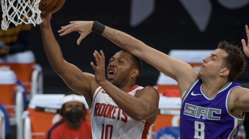 Eriks Gordons un Nemaņa Bjelica. Foto: AP/Scanpix