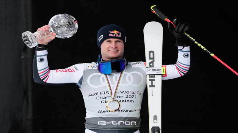 Aleksis Penturo ar milzu slaloma globusu. Foto:Getty images