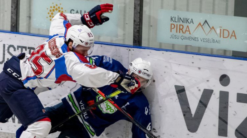 Kristaps Jākobsons pret Edgaru Kurmi. Foto: Guntis Lazdāns/OHL