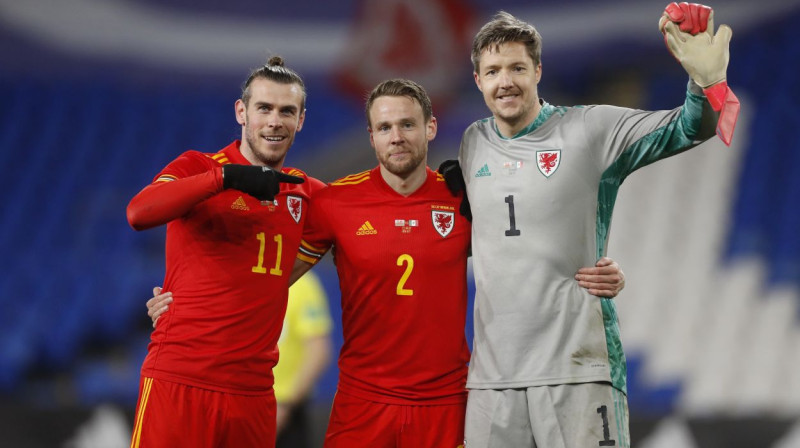 Velsas izlases futbolisti Garets Beils (Nr. 11), Kriss Gunters (Nr. 2) un Veins Hennesijs (Nr. 1). Foto: Matthew Childs/Reuters/Scanpix