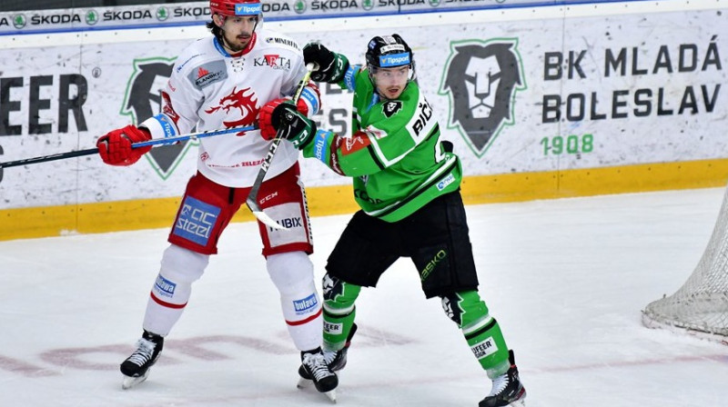 Māris Bičevskis cīņā pret Tršinecas "Oceláří". Foto: Jan Paliček/bkboleslav.cz