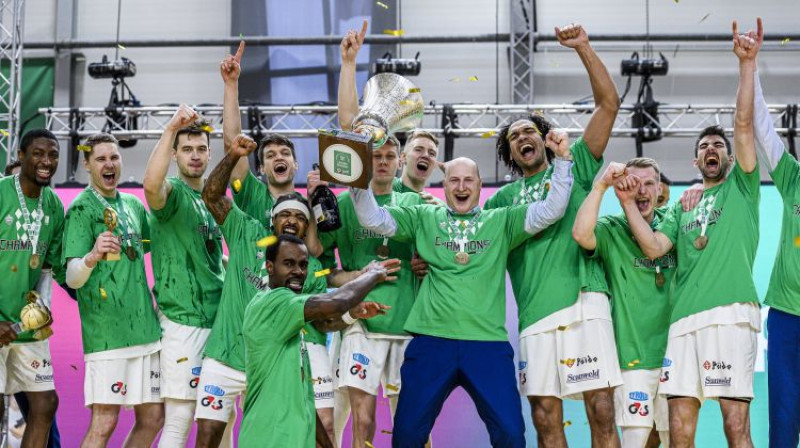 Roberts Štelmahers ar trofeju. Foto: "Pafbet" Latvijas un Igaunijas līga