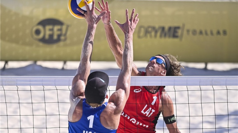 Aleksandrs Samoilovs cīņā ar Tri Bornu. Foto: FIVB