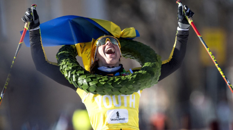 Līna Korsgrēna priecājas par uzvaru Vasaloppet. Foto:REUTERS/Ulf Palm