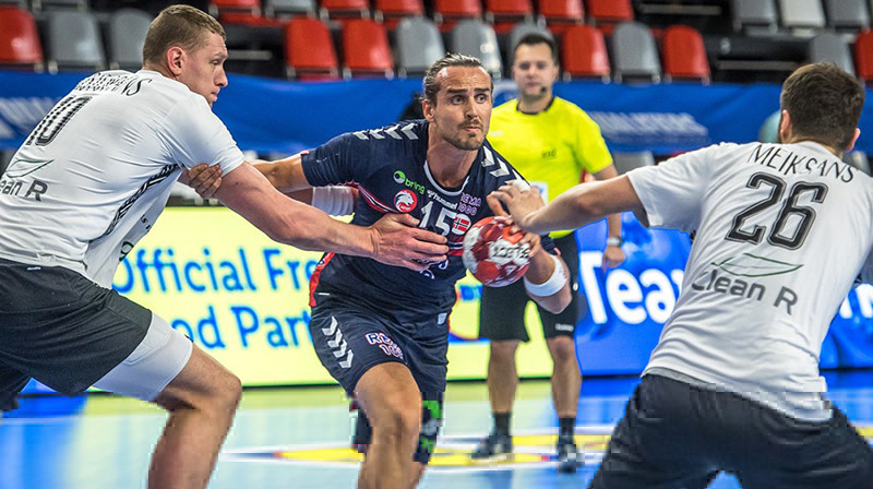 Kents Tūnesens ar bumbu uzbrukumā. Foto: EHF