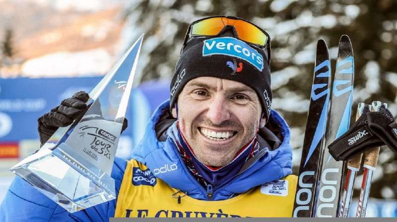 Priecīgais M.Maņifikā pēc otrās vietas iegūšanas šī gada "Tour de ski". Foto: Alessandro Trovati/ AP