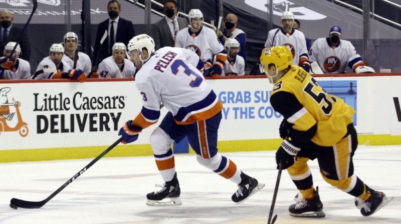 Teodors Bļugers (Nr. 53) aizsardzībā. Foto: Charles LeClaire/USA Today Sports/Scanpix