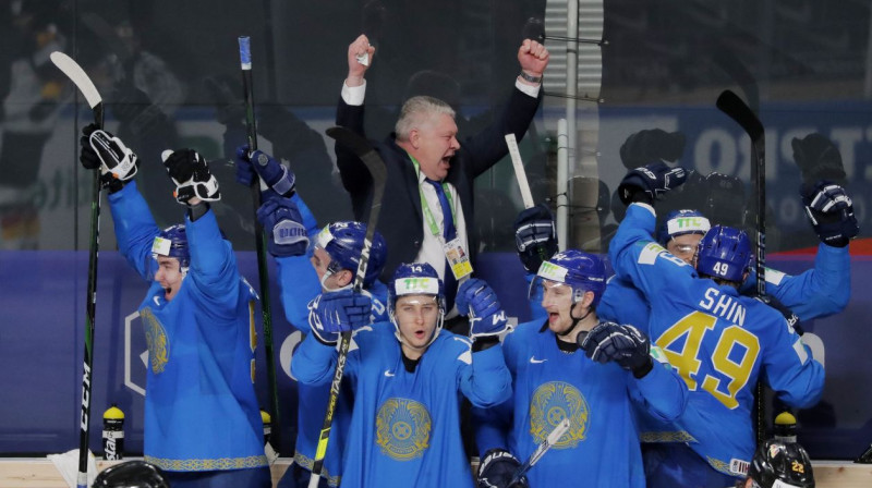 Kazahstānas hokeja izlases galvenā trenera Jurija Mihaiļisa un spēlētāju prieki. Foto: Vasily Fedosenko/Reuters/Scanpix