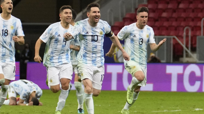 Lionels Mesi (Nr. 10) un Argentīnas izlases futbolisti svin uzvaru "Copa America" pusfinālā. Foto: Andre Penner/AP/Scanpix