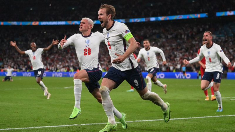 Harijs Keins (Nr. 9) un Anglijas izlases futbolisti svin izšķirošo vārtu guvumu. Foto: Laurence Griffiths/Reuters/Scanpix