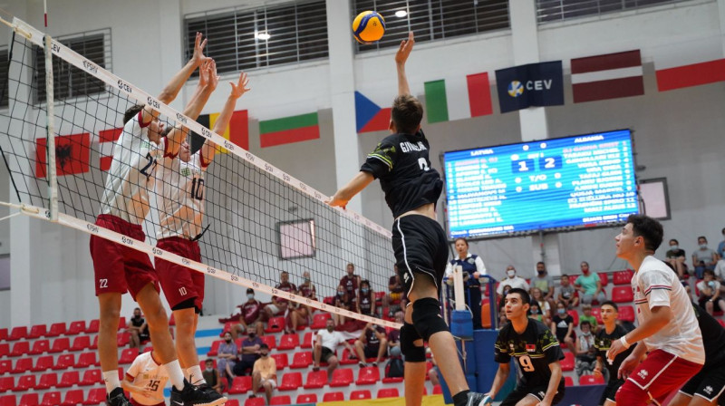 Latvijas U17 izlases volejbolisti aizsardzībā. Foto: cev.eu