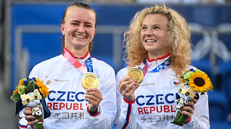 Barbora Krejčīkova un Kateržina Sinjakova. Foto: Reuters/Scanpix