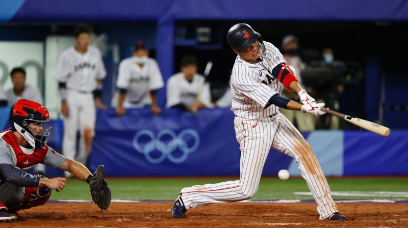 Japānas izlases beisbolists Hajato Sakamoto izdara sitienu. Foto: Jorge Silva/Reuters/Scanpix