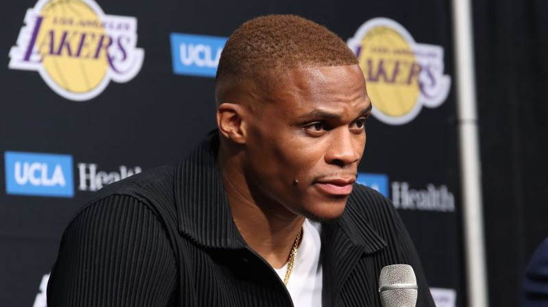 "Lakers" saspēles vadītājs Rasels Vestbruks preses konferencē "Staples Center" arēnā. Foto: Zumapress/Scanpix