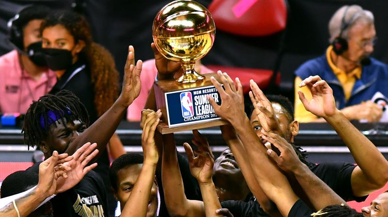 Sakramento "Kings" basketbolisti ar NBA Vasaras līgas čempionu trofeju. Foto: USA Sports Today/Scanpix