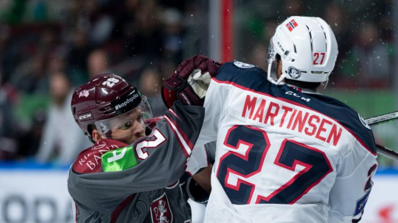 Ralfs Freibergs pret Andrēasu Martinsenu. Foto: Norges Ishockeyforbund