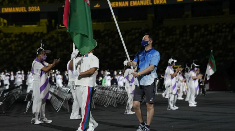 Afganistānas karogu ienes Tokijas stadionā. Foto: AP/Scanpix