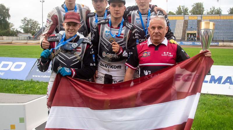 Latvijas U23 spīdveja "bronzas komanda": pirmajā rindā no kreisās Francis Gusts, Oļegs Mihailovs un treneris Nikolajs Kokins, otrajā rindā no kreisās Daniils Kolodinskis, Ernests...