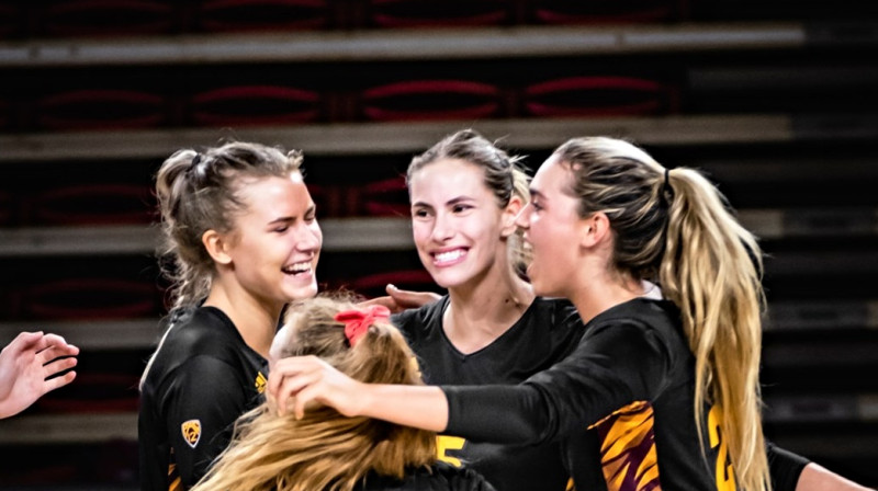 Marta Levinska, Imana Isanoviča un Ella Snaidere priecīgas, ka vairs nav jāspēlē maskās. Foto: Arizona State Volleyball